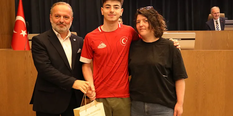 İnegöl’ün başarılı gençleri mecliste ağırlandı