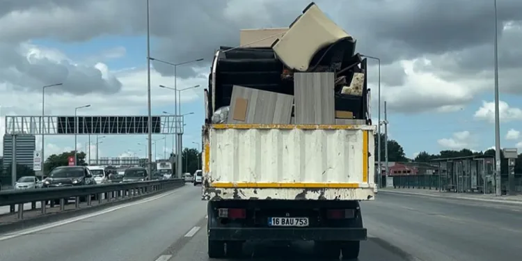 Bursa’da tehlikeli taşımacılık kamerada