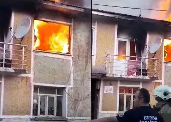 Alev alev yanan evde mahsur kalan yaşlı kadını komşuları kurtardı