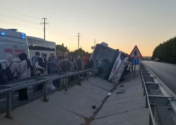 Yolcu otobüsü tahliye kanalına devrildi: 11 yaralı