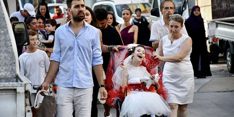 Bursa’da engelli kızın düğün hayali gerçek oldu