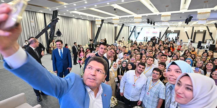 “Çocuk katilini alkışlayanlar insanlığın yüz karasıdır”