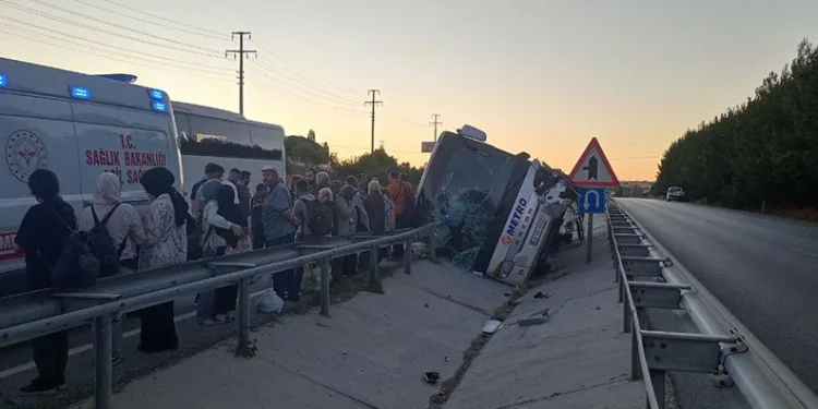Yolcu otobüsü tahliye kanalına devrildi: 11 yaralı