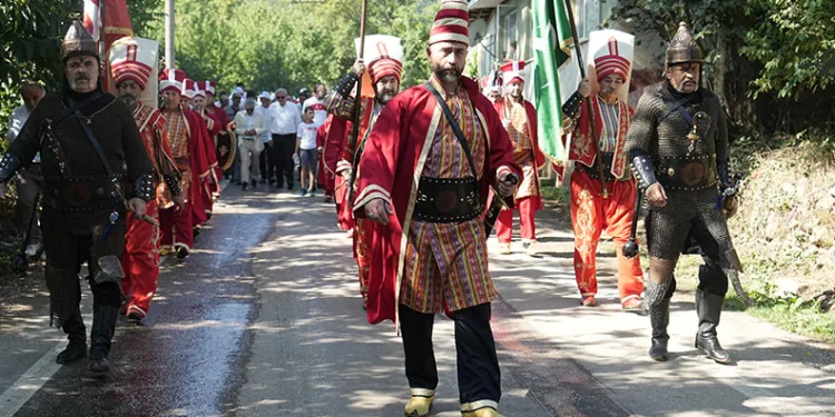 Bursa’da erkekler mehterle köyü terk etti