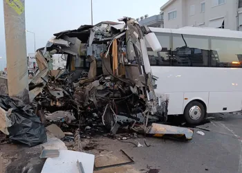 Turistleri taşıyan midibüs kaza yaptı: 1 ölü, 20 yaralı