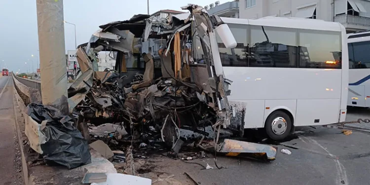 Turistleri taşıyan midibüs kaza yaptı: 1 ölü, 20 yaralı