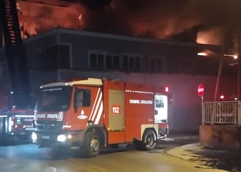 Ümraniye’de mobilya imalathanesinin çatısı alev alev yandı