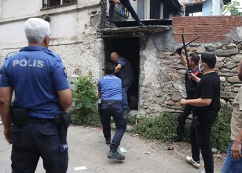Bursa’da çöp evde yaşayan şahıs,  polisi bıçakladı
