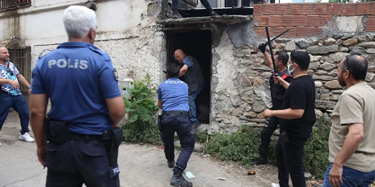 Bursa’da çöp evde yaşayan şahıs, polisi bıçakladı