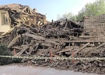 Bursa’da metruk bina saniyeler içinde yerle bir oldu
