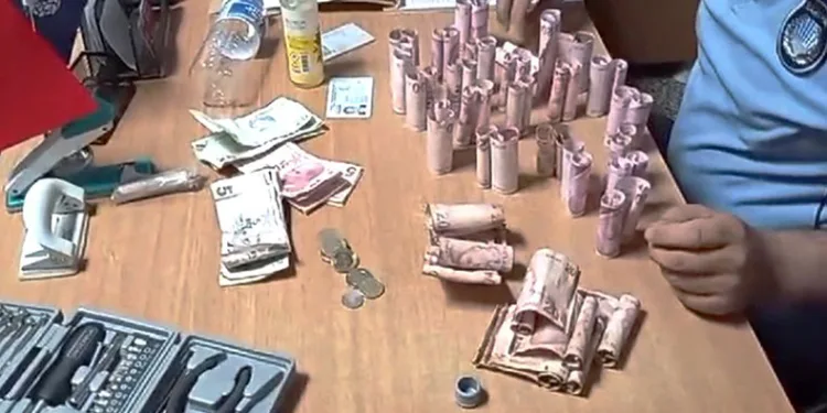 Dilencinin bastonundan 7 bin lira çıktı