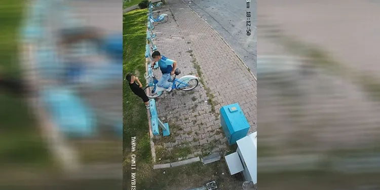 Kayısı yiyerek bisikletleri çaldılar