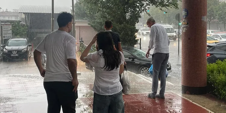 Bursa’da sağanak yağış hayatı durma noktasına getirdi