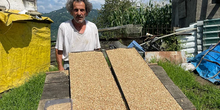 9 yıldır hayvanları için özel yem üretiyor