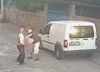 Önce tokat attı, ardından sopayla saldırdı