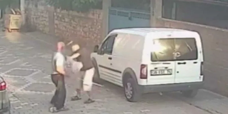 Önce tokat attı, ardından sopayla saldırdı