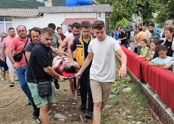 Denizde akıntıya kapılan vatandaşı boğulmaktan restoran çalışanı kurtardı