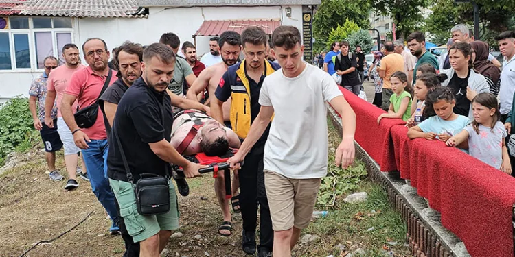 Denizde akıntıya kapılan vatandaşı boğulmaktan restoran çalışanı kurtardı