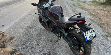 Denizli’de motosiklet şarampole devrildi; 2 yaralı