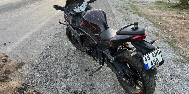 Denizli’de motosiklet şarampole devrildi; 2 yaralı