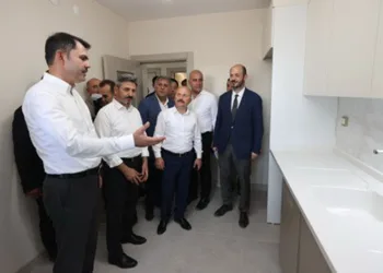 Bakan Kurum, kentsel dönüşüm alanında incelemeler yaptı