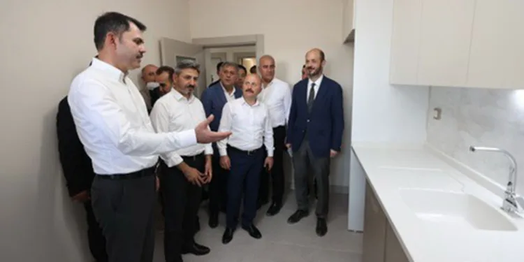 Bakan Kurum, kentsel dönüşüm alanında incelemeler yaptı