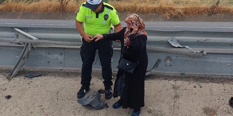 Devrilen araçtan burnu bile kanamadan çıktılar
