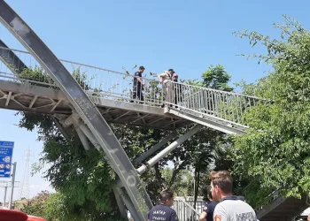 Üst geçide çıkarak intihar etmek isteyen şahıs ikna edildi