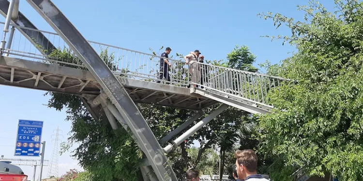 Üst geçide çıkarak intihar etmek isteyen şahıs ikna edildi