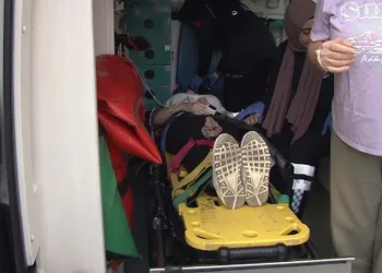 Üsküdar’da lüks araç park halindeki ticari taksiye çarptı