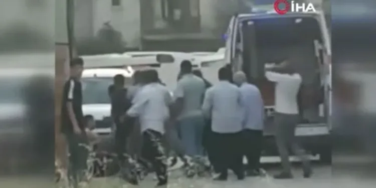 Arsa kavgasında akrabalar birbirine girdi