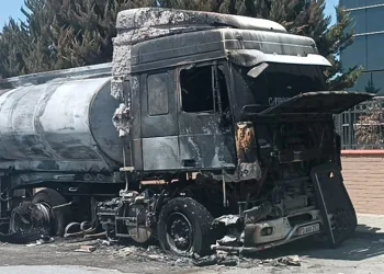 Yanan tırın sürücüsü ağır yaralandı