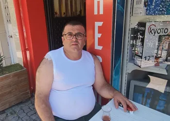 Kafede oturan vatandaşa yorgun mermi isabet etti