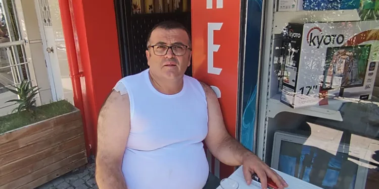Kafede oturan vatandaşa yorgun mermi isabet etti