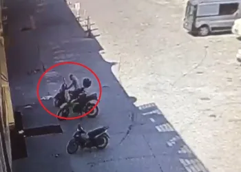 Önce pazarı gezdi, sonra motosiklet çalmaya gitti