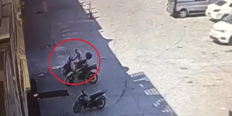 Önce pazarı gezdi, sonra motosiklet çalmaya gitti