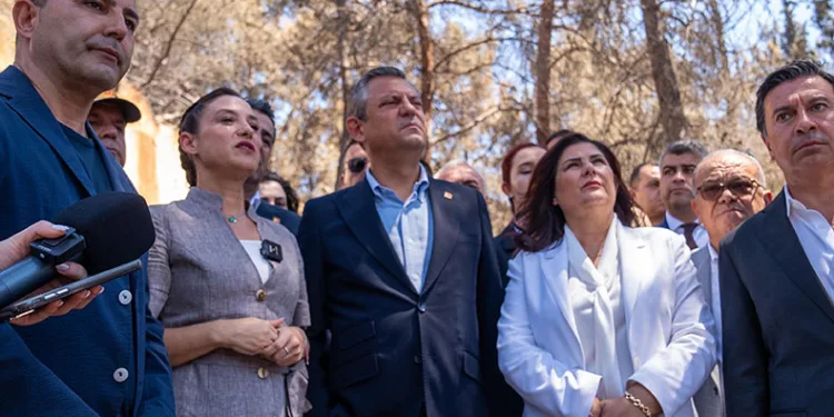 Özel, yangın bölgesinde incelemelerde bulundu
