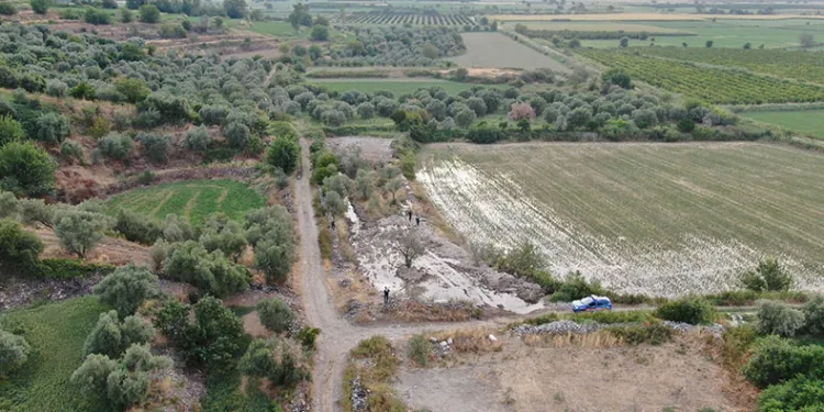 İş makinesi ile kaçak kazı yaparken suçüstü yakalandılar