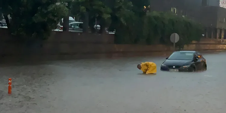 Yaz yağmurunun vurduğu Osmaniye’de araçlar suya gömüldü