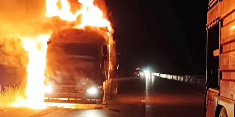 Seyir halindeki tır alevlere teslim oldu