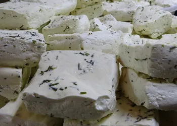 Van otlu peyniri yaz aylarında hediyelik olarak alınıyor