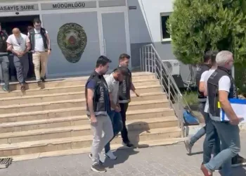 Polis gibi baskın düzenleyip kelepçeledikleri kuyumcuyu soydular