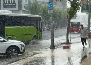 Sağanak aniden bastırınca saklanacak yer aradılar