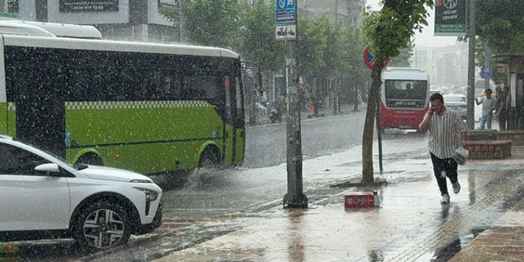 Sağanak aniden bastırınca saklanacak yer aradılar