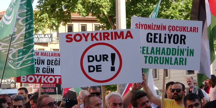 Yüzlerce kişi Filistin için yürüdü