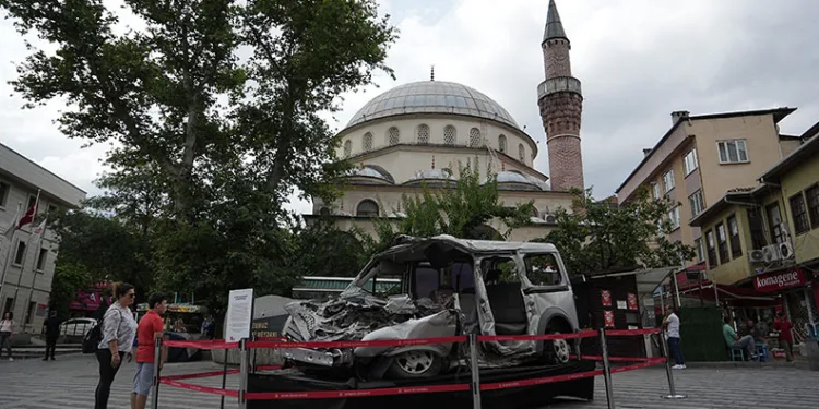 15 Temmuz’da tankın ezdiği araç Bursa’da sergileniyor