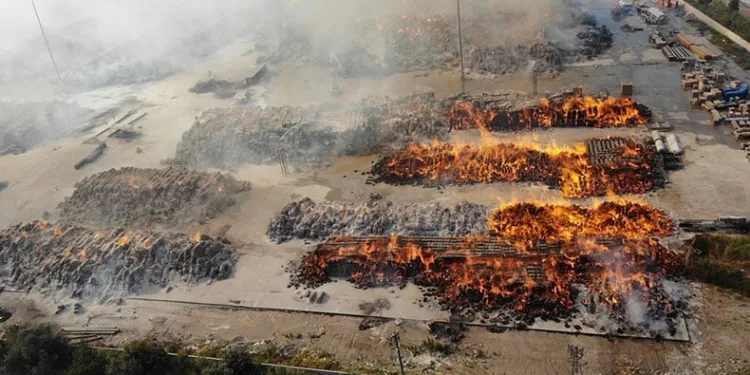 Kipaş Kağıt Fabrikası’ndaki yangın devam ediyor