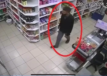 Bursa’da hırsız müşteri gibi gelip kasada duran telefonu çaldı