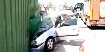Bursa’da TIR otomobilin üzerine devrildi, aile ölümden döndü