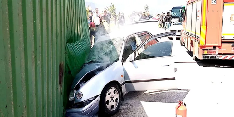 Bursa’da TIR otomobilin üzerine devrildi, aile ölümden döndü